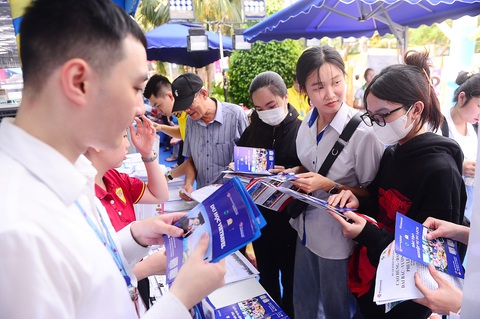 Du lịch Tết: khó có tour giá rẻ- Ảnh 1. Người dân tìm hiểu thông tin tại Ngày hội du lịch TP.HCM - Ảnh: Q.ĐỊNH