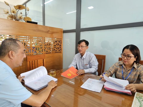 Đã hướng dẫn tách thửa vụ đập nhà tiền tỉ, 5 năm chưa được giải quyết ở Thủ Đức- Ảnh 1. Ông T.V.N. (bìa trái) được 2 cán bộ Chi nhánh Văn phòng Đăng ký đất đai TP Thủ Đức hướng dẫn, trực tiếp thụ lý hồ sơ tách thửa vào ngày 28-11 - Ảnh: ÁI NHÂN