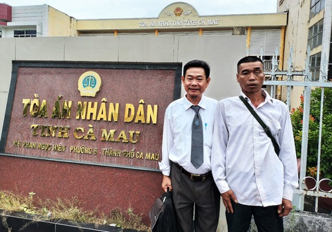 Tăng gấp đôi mức bồi thường trong vụ ngư dân bị hành hạ dã man trên biển- Ảnh 1. Ông Trung (bên phải) cùng luật sư bào chữa miễn phí cho mình - Ảnh: THANH HUYỀN