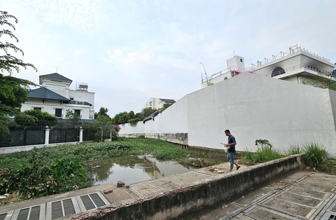 Những công trình nào ở Thảo Điền xây không phép, lấn hành lang sông Sài Gòn?- Ảnh 1. Rạch Ông Dí nối sông Sài Gòn phát sinh công trình xây dựng không phép lấn chiếm hành lang bảo vệ rạch và sông Sài Gòn - Ảnh: ÁI NHÂN