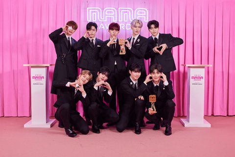BTS thắng giải Biểu tượng toàn cầu của năm lần thứ 6 liên tiếp ở MAMA- Ảnh 7. Zerobaseone lịch lãm với vest đen, tạo dáng tại sự kiện - Ảnh: BTC