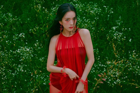 Khán giả ngao ngán vì MAMA 2023 ai cũng có giải, chiến thắng của Jisoo gây tranh cãi- Ảnh 2. Jisoo xinh đẹp trong Flower - Ảnh: Soompi