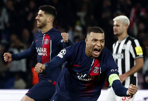 Bàn thắng phút bù giờ giúp PSG thoát thua trước Newcastle- Ảnh 1. Niềm vui của Mbappe sau khi ghi bàn vào lưới Newcastle - Ảnh: REUTERS