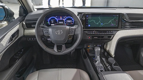 Báo Mỹ đánh giá Toyota Camry 2025: Ấn tượng nhưng không đột phá- Ảnh 2. Tùy cấu hình mà không gian xe toát lên vẻ sang trọng hoặc thể thao - Ảnh: MotorTrend