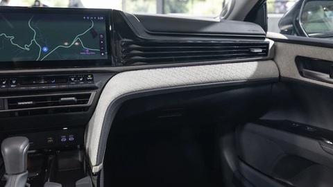 Báo Mỹ đánh giá Toyota Camry 2025: Ấn tượng nhưng không đột phá- Ảnh 4. Các bản cao cấp có họa tiết độc quyền đồng thời sử dụng da bọc rõ ràng hơn đáng kể - Ảnh: MotorTrend