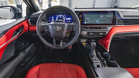 Báo Mỹ đánh giá Toyota Camry 2025: Ấn tượng nhưng không đột phá- Ảnh 1. Nội thất Toyota Camry 2025 không đột phá mà chỉ hoàn thiện lại bộ khung sẵn có - Ảnh: MotorTrend