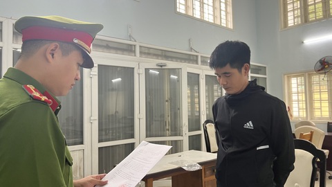 Bắt cựu nhân viên ngân hàng lừa đồng nghiệp bằng chiêu mượn tiền để đáo hạn- Ảnh 1. Cơ quan công an tống đạt các quyết định - Ảnh: H.B.