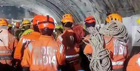 Nhân viên cứu hộ chờ trước đường ống thoát hiểm - Ảnh: TIMES OF INDIA Nhân viên cứu hộ chờ trước đường ống thoát hiểm - Ảnh: TIMES OF INDIA