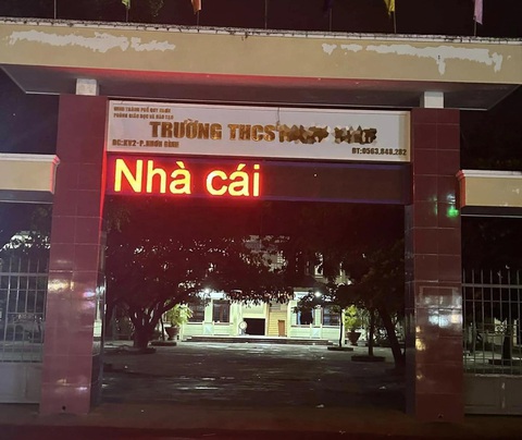Dòng chữ Dòng chữ "Nhà cái" xuất hiện trên bảng LED trường học ở Quy Nhơn