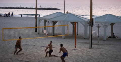 Các bãi biển ở Tel Aviv vắng hơn nhiều so với trước chiến tranh, nhưng nhiều cư dân vẫn tiếp tục chơi thể thao, tắm nắng và thư giãn bên bờ Địa Trung Hải. - Ảnh: AL JAZEERA Chơi thể thao, tắm nắng bên bờ Địa Trung Hải - Ảnh: AL JAZEERA