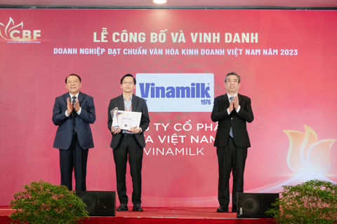Vinamilk được vinh danh Doanh nghiệp đạt chuẩn văn hóa kinh doanh Việt Nam- Ảnh 1. Ông Nguyễn Tường Huy – Giám đốc Nhân sự Vinamilk - nhận chứng nhận “Doanh nghiệp đạt chuẩn văn hóa kinh doanh Việt Nam năm 2023”.