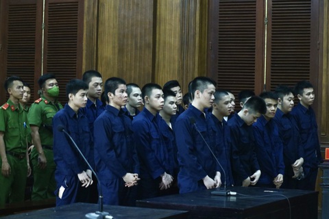 Các bị cáo tại phiên tòa - Ảnh: KHẮC HIẾU