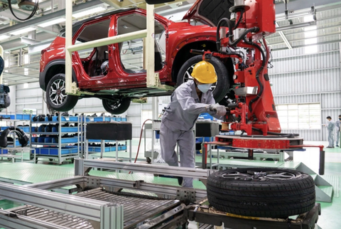 Tin tức sáng 8-12: Kim ngạch xuất nhập khẩu Việt Nam và Mỹ vượt 100 tỉ USD- Ảnh 1. Doanh nghiệp Việt đang cần hỗ trợ để phục hồi sản xuất - Ảnh: HỮU HẠNH