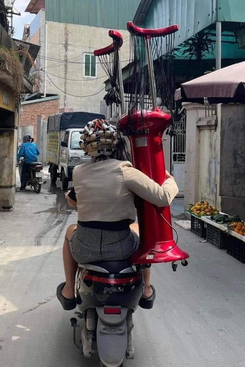 Ảnh vui 29-11: Cơm nắm này cay quá cay!- Ảnh 3. Đang làm dở thì cúp điện. Chị khách kiểu: "Nhà chị có điện!".