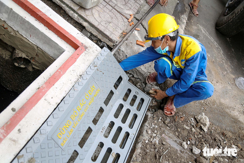 Thông điệp “Đừng bỏ rác ở đây, rác làm tắc cống gây ngập nước” được sơn trên các miệng thu để tuyên truyền người dân Thông điệp “Đừng bỏ rác ở đây, rác làm tắc cống gây ngập nước” trên các miệng thu nước để tuyên truyền người dân