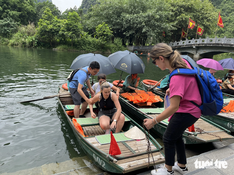 Được miễn thị thực, khách châu Âu đến Việt Nam tăng mạnh, du lịch vượt mốc 11 triệu lượt- Ảnh 1. Du khách từ các thị trường châu Âu được miễn thị thực đến Việt Nam tăng trưởng mạnh trong tháng 11-2023 - Ảnh: N.BÌNH