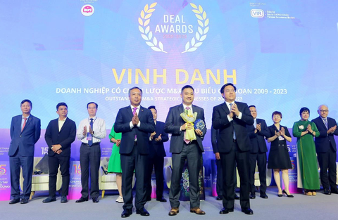 Tập đoàn Masan được bình chọn là Doanh nghiệp có chiến lược M&A tiêu biểu giai đoạn 2009-2023- Ảnh 1. Đại diện Tập đoàn Masan (đứng giữa) nhận giải Doanh nghiệp có chiến lược M&A tiêu biểu