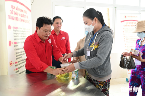 Hơn 1.000 suất ăn nghĩa tình cho bệnh nhân nghèo
Kiên Giang- Ảnh 1. Ông Lưu Kim Oai - chủ tịch Hội Chữ thập đỏ tỉnh Kiên Giang - gửi suất ăn nghĩa tình đến người nuôi bệnh ở Bệnh viện tỉnh Kiên Giang