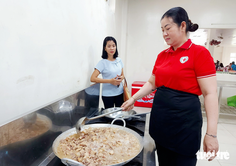 Hơn 1.000 suất ăn nghĩa tình cho bệnh nhân nghèo
Kiên Giang- Ảnh 2. Mỗi ngày Bếp ăn tình thương Bệnh viện tỉnh Kiên Giang nấu hàng ngàn suất ăn cho bệnh nhân nghèo