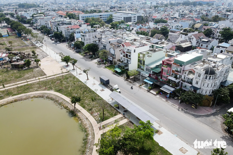 Sau hơn 20 năm, công viên lớn nhất Bình Tân hình thành từ bãi trung chuyển rác- Ảnh 4. Đường đối diện công viên trung tâm khu dân cư Vĩnh Lộc có nhiều nhà cao tầng mọc lên san sát, dân cư đông đúc. Người dân kỳ vọng công viên đưa vào sử dụng sẽ trở thành điểm vui chơi, giải trí mới - Ảnh: PHƯƠNG NHI