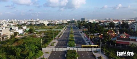 Loạt dự án giao thông trọng điểm ở Đà Nẵng bao giờ sẽ thông?- Ảnh 3. Tường rào bằng tôn chắn đoạn cuối tuyến Hồ Tùng Mậu - Ảnh: ĐOÀN CƯỜNG