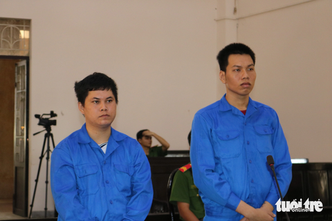 Phạt 19 năm tù hai nam thanh niên lừa đảo chiếm đoạt hơn 50 xe máy- Ảnh 1. Hai bị cáo Ngọc và Những tại phiên tòa xét xử sơ thẩm - Ảnh: PHẠM HƠN