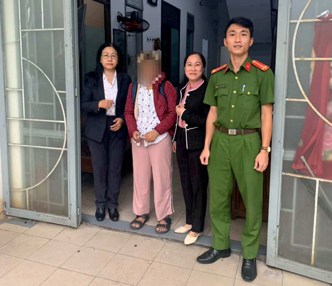 Cứu thiếu nữ mồ côi không tìm được việc nhảy cầu tự tử- Ảnh 1. Lực lượng công an đã liên hệ các đơn vị để tiếp nhận chăm sóc Đ. - Ảnh: H.B.