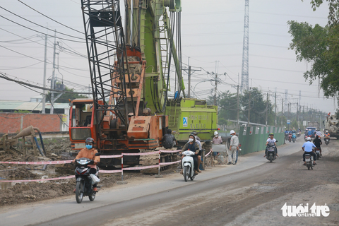 Phó chủ tịch UBND TP.HCM Bùi Xuân Cường chỉ đạo tháo gỡ tình trạng thiếu cát làm vành đai 3- Ảnh 2. Tất bật thi công tại công trường xây dựng dự án vành đai 3 (tỉnh lộ 15, huyện Củ Chi) - Ảnh: CHÂU TUẤN