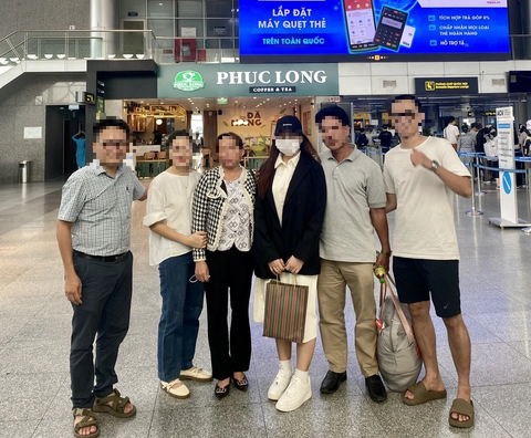 Ga quốc tế sân bay Đà Nẵng sẽ hạn chế đưa tiễn từ tháng 12- Ảnh 1. Tiễn người thân tại nhà ga quốc tế T2 sân bay Đà Nẵng - Ảnh: TRƯỜNG TRUNG