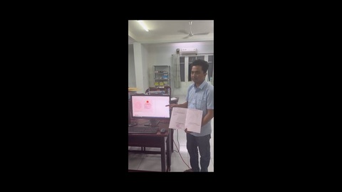 Phá nhóm làm, tiêu thụ tới 300 giấy tờ, văn bằng giả mỗi tháng- Ảnh 4. Nhóm thực hành lại cách làm giấy tờ giả - Ảnh: Công an cung cấp