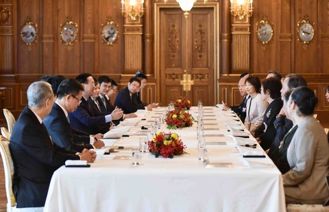 Chủ tịch nước xúc động gặp những người Nhật từng cho ông lưu trú thời thanh niên- Ảnh 4. Chủ tịch nước Võ Văn Thưởng trong cuộc gặp các gia đình homstay Nhật Bản mà ông từng lưu trú - Ảnh: NGUYỄN HỒNG/Báo Thế giới và Việt Nam