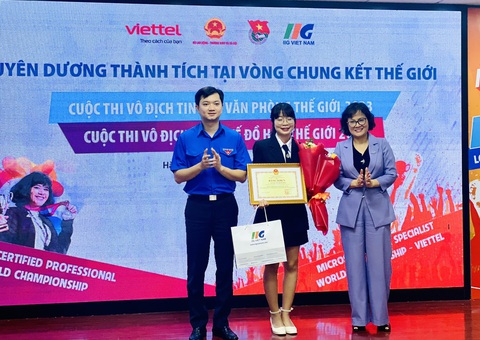 Khen thưởng các 'đại sứ' Việt Nam thi vô địch tin học, thiết kế đồ họa thế giới- Ảnh 1. Trao thưởng cho thí sinh đoạt giải thưởng tại cuộc thi Vô địch tin học văn phòng thế giới - Viettel - Ảnh: HÀ THANH