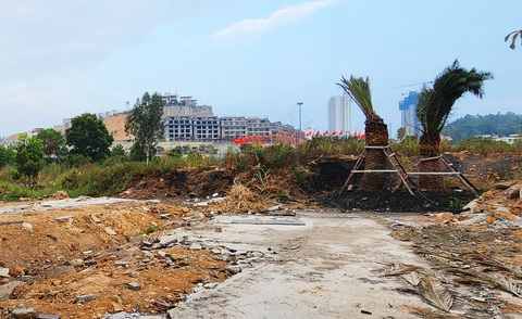 Hạ Long chỉ đạo xử lý vụ lợi dụng dọn dẹp mặt bằng để bốc xúc đất lậu- Ảnh 2. Khu vực ô đất tại khu đô thị Cái Dăm, phường Bãi Cháy từng được tập kết khối lượng lớn đất đá không hóa đơn chứng từ trong giai đoạn 2021 - 2022 - Ảnh: TIẾN THẮNG