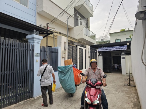 Cận cảnh hàng loạt nhà chiếm đất công, lấn hành lang sông, rạch ở Thảo Điền- Ảnh 5. Nhà đất số 39/1 và 39/2 đường số 59 cũng là đất sân banh được nhà nước quản lý sau 1975. Hai nhà đất này do các hộ dân lấn chiếm trong quá trình sử dụng. Năm 1998 Thanh tra quận 2 (cũ) đã kết luận về đất lấn chiếm và đã có quyết định thu hồi phần đất lấn chiếm. Tuy nhiên hộ dân vẫn sử dụng cho đến nay.