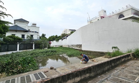 Cận cảnh hàng loạt nhà chiếm đất công, lấn hành lang sông, rạch ở Thảo Điền- Ảnh 9. Đáng lưu ý, rạch Ông Dí phát sinh công trình xây dựng không phép lấn chiếm hành lang bảo vệ rạch, xây kè lấn chiếm hành lang sông Sài Gòn với tổng diện tích gần 250m2. Công trình này đã đưa vào sử dụng và vẫn chưa lập hồ sơ xử lý, tháng 5-2022 UBND phường Thảo Điền đã có báo cáo về vướng mắc trong lập hồ sơ xử lý vi phạm. Bên cạnh đó, còn có công trình do bà Nguyễn Nga Diệp Hồng làm chủ đầu tư có tổng diện tích hơn 230m2 xây dựng xây dựng không phép lấn chiếm hành lang bảo vệ sông Sài Gòn cũng chưa xử lý.