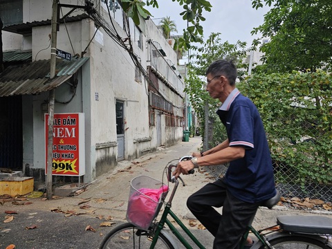 Cận cảnh hàng loạt nhà chiếm đất công, lấn hành lang sông, rạch ở Thảo Điền- Ảnh 4. Hẻm 12 đường số 47 có dãy nhà gồm các căn 12/2, 12/2A, 12/2B, 12/4, 12/6A, 12/6B vốn là đất công (đất sân banh do nhà nước quản lý sau năm 1975) bị các hộ dân lấn chiếm từ lâu. Đến nay 1998, Thanh tra của quận 2 (cũ) đã có kết luận về đất lấn chiếm. Tuy nhiên đến nay vẫn chưa có quyết định thu hồi. Các hộ dân vẫn sử dụng cho đến nay.