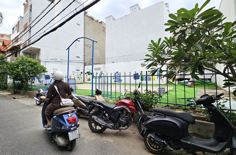 Cận cảnh hàng loạt nhà chiếm đất công, lấn hành lang sông, rạch ở Thảo Điền- Ảnh 7. Nhà đất công sản này thuộc 12 nhà đất công sản do UBND phường Thảo Điền trực tiếp quản lý cũng chưa được cấp Giấy chứng nhận. Hiện được Đoàn Thanh niên cải tạo làm sân chơi cho trẻ em.