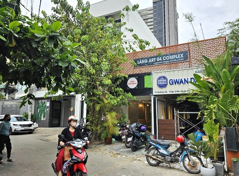 Cận cảnh hàng loạt nhà chiếm đất công, lấn hành lang sông, rạch ở Thảo Điền- Ảnh 3. Đối diện đó là dãy 3 nhà đất số 10, 12, 14 đường số 9 cũng là nhà đất lấn chiếm khu đất Container (đất công) được UBND quận 2 cũ thu hồi và tạm giao cho hộ dân sử dụng từ những năm 1999 đến nay.