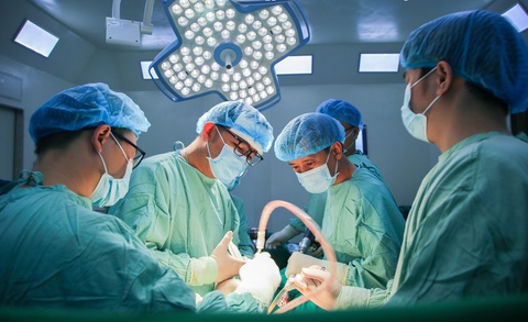 Nâng cao chất lượng, lâm sàng xuất sắc đáp ứng nhu cầu chăm sóc người bệnh- Ảnh 1. Các bác sĩ tại Bệnh viện Quốc tế Hoàn Mỹ Vinh đang thực hiện phẫu thuật - Ảnh: BVCC