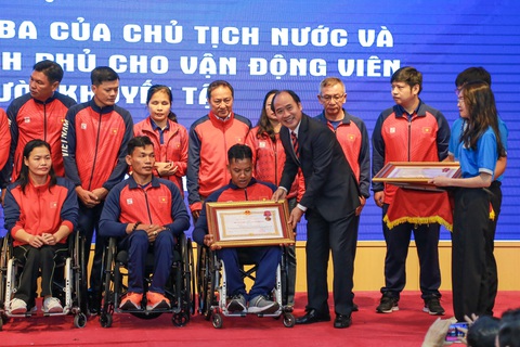 Thừa ủy quyền của Chủ tịch nước, Thứ trưởng Bộ Lao động - Thương binh và Xã hội Nguyễn Văn Hồi trao Huân chương Lao động hạng ba cho các huấn luyện viên, vận động viên xuất sắc - Ảnh: SƠN NGUYỄN Thừa ủy quyền của Chủ tịch nước, Thứ trưởng Bộ Lao động - Thương binh và Xã hội Nguyễn Văn Hồi trao Huân chương Lao động hạng ba cho các huấn luyện viên, vận động viên xuất sắc - Ảnh: SƠN NGUYỄN