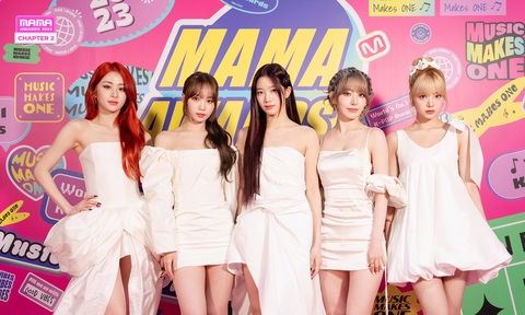 Khán giả ngao ngán vì MAMA 2023 ai cũng có giải, chiến thắng của Jisoo gây tranh cãi- Ảnh 4. Le Sserafim xinh đẹp trong những bộ váy trắng - Ảnh: BTC