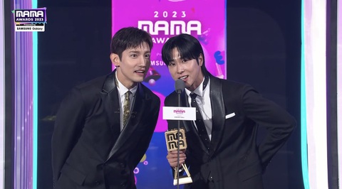 Lễ trao giải âm nhạc MAMA 2023 diễn ra âm thầm, netizen ngỡ ngàng- Ảnh 2. Hai thành viên TVXQ là Jun Ho, Chang Min nhận giải nhóm nhạc Hàn đầu tiên vượt mốc doanh số album 10 triệu bản