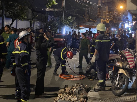 Xuyên đêm phá tường giải cứu nam thanh niên rơi vào kẹt trong khe hở giữa hai nhà dân- Ảnh 5. Lực lượng chức năng xuyên đêm triển khai cứu người