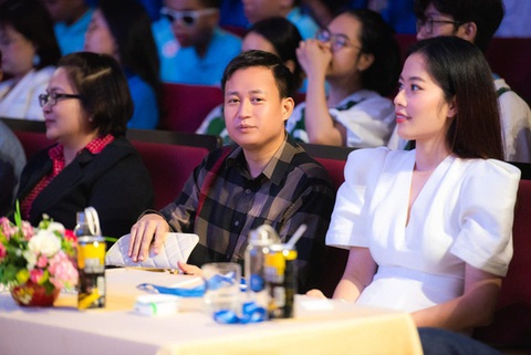 Công bố sắp kết hôn, netizen một mực đòi giải cứu bạn trai Nam Em- Ảnh 2. Nam Em đưa bạn trai đi sự kiện chung