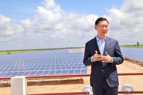 Bộ trưởng Bộ Mỏ và năng lượng Campuchia Keo Rottanak tại một dự án điện mặt trời ở nước này - Ảnh: REUTERS Bộ trưởng Bộ Mỏ và Năng lượng Campuchia Keo Rottanak tại một dự án điện mặt trời ở nước này - Ảnh: REUTERS