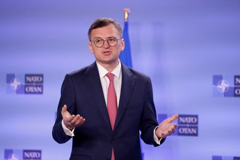 Ngoại trưởng Ukraine Kuleba phát biểu họp báo tại Hội nghị ngoại trưởng các nước thành viên NATO hôm 29-11 - Ảnh: REUTERS Ngoại trưởng Ukraine Kuleba phát biểu họp báo tại Hội nghị ngoại trưởng các nước thành viên NATO hôm 29-11 - Ảnh: REUTERS