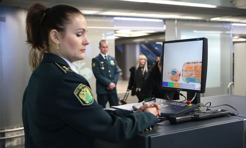 Nhân viên hải quan tại sân bay Vnukovo (Matxcơva, Nga) - Ảnh: MOSCOW TIMES Nhân viên hải quan tại sân bay Vnukovo (Matxcơva, Nga) - Ảnh: MOSCOW TIMES
