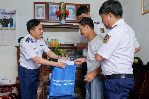 Đại diện Cảnh sát biển Việt Nam tặng quà người có công với cách mạng - Ảnh: HÀ QUÂN Đại diện Cảnh sát biển Việt Nam tặng quà người có công với cách mạng - Ảnh: HÀ QUÂN