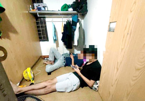 Phòng trọ hộp tù túng, ngột ngạt giữa Hà Nội - Ảnh: TÂM LÊ Phòng trọ hộp tù túng, ngột ngạt giữa Hà Nội