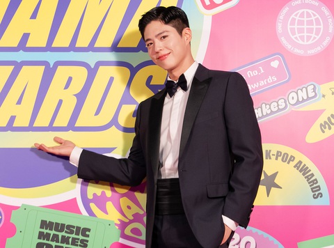 Khán giả ngao ngán vì MAMA 2023 ai cũng có giải, chiến thắng của Jisoo gây tranh cãi- Ảnh 1. Park Bo Gum dẫn chương trình ngày thứ hai của lễ trao giải - Ảnh: BTC